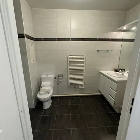 Comfortable 2 Steps From Paris דירה *